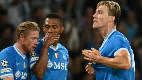 Penyerang pinjaman Manchester United, Rasmus Hojlund, menyebutnya “malam yang Anda impikan” setelah ia mencetak dua gol, termasuk gol kemenangan di menit akhir, saat Napoli mengalahkan Sporting untuk meraih kemenangan pertama mereka di Liga Champions musim ini.