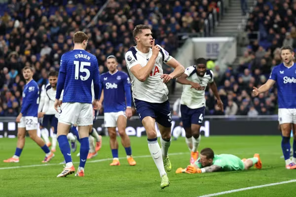 Tottenham Hotspur Kegembiraan Belanda Saat Dua Gol Van de Ven Antar Mereka Singkirkan Everton dan Naik ke Posisi Ketiga